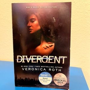Divergent by Veronica Roth PAPERBACK